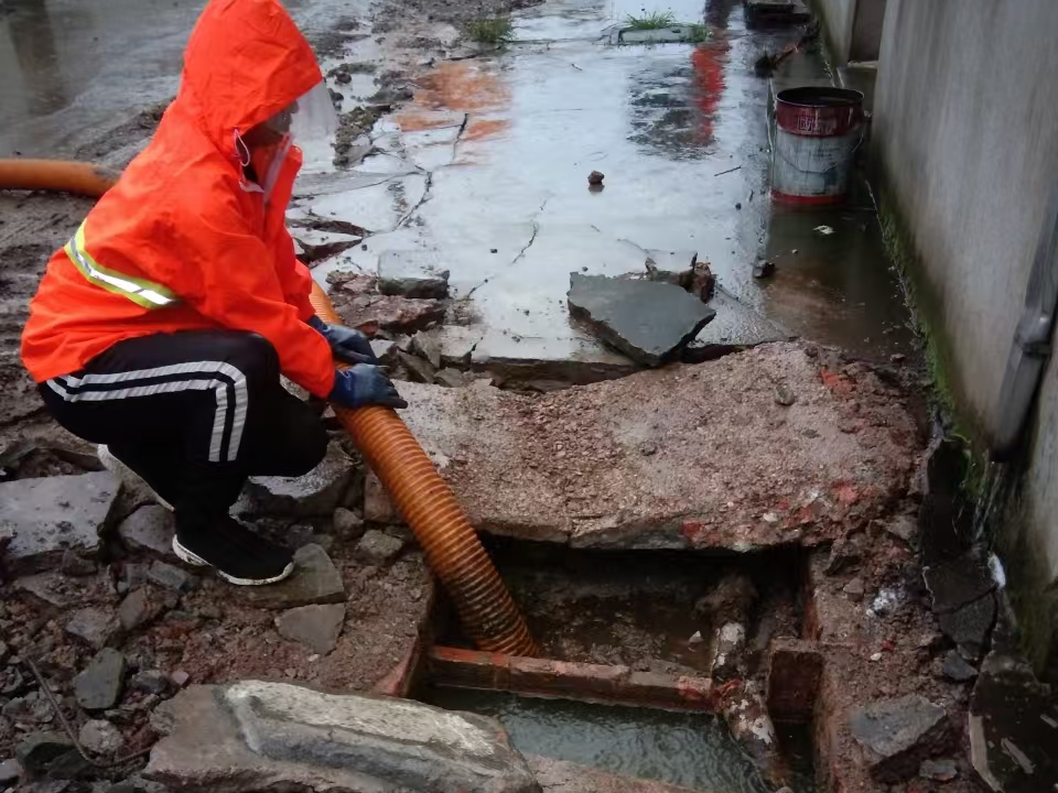 同德专业清理污水池 炜誉市政以规范流程守护城市 “肠道”