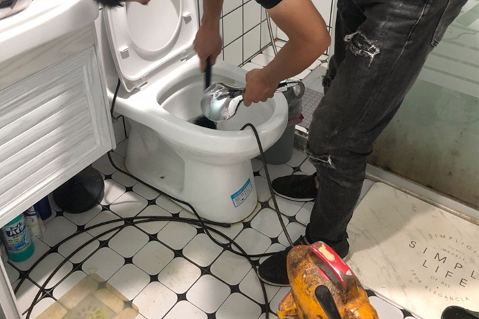 同德马桶堵塞自己疏通还是找师傅？专业上门服务让你省时更省心