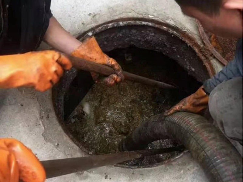 同德清理化粪池时如何避免沼气的危害？